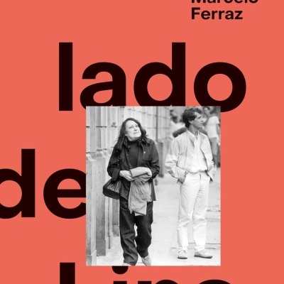 Capa de livro cor de coral com texto preto e foto a preto e branco de duas pessoas na rua
