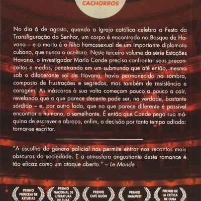Contracapa de livro com texto em português e fundo de sala de teatro com cadeiras vermelhas e premiações impressas