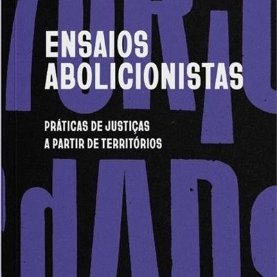 Capa de livro Ensaios Abolicionistas com texto em branco sobre fundo preto e letras roxas grandes