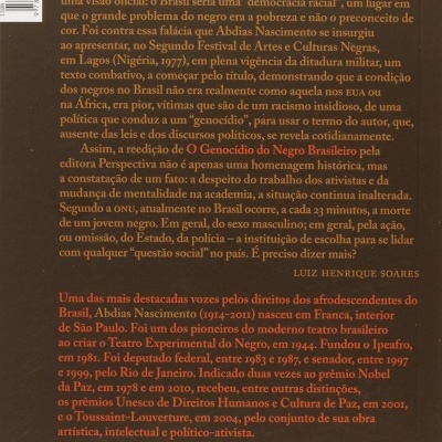 Contracapa de livro com texto explicativo sobre Abdias Nascimento e o título O Genocídio do Negro Brasileiro, fundo marrom e texto amarelo e vermelho