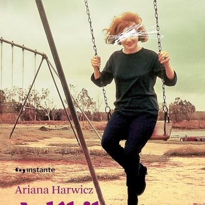 Capa do livro A débil mental de Ariana Harwicz com imagem de mulher a baloiçar em parque