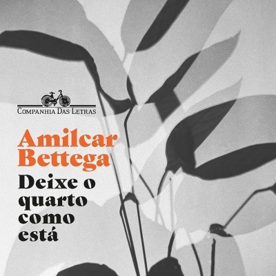 Capa de livro com título e sombras de folhas em tons de cinza.