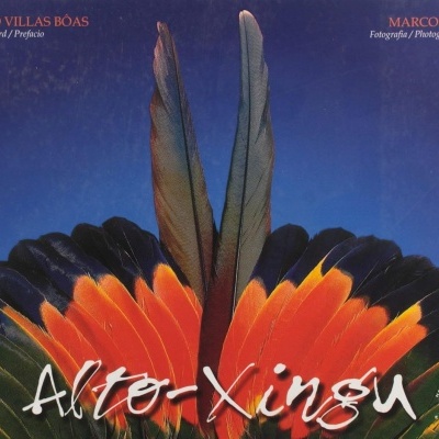 Capa de livro com penas coloridas e texto Alto-Xingu
