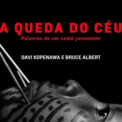 Capa de livro A QUEDA DO CÉU com rosto pintado em preto e branco