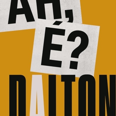 Cartaz gráfico com texto AH, É? DALTON em letras maiúsculas negras e brancas sobre fundo laranja mostarda.