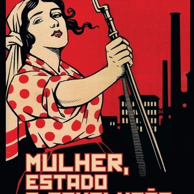Capa de livro com mulher segurando objeto, fundo vermelho e fábricas pretas