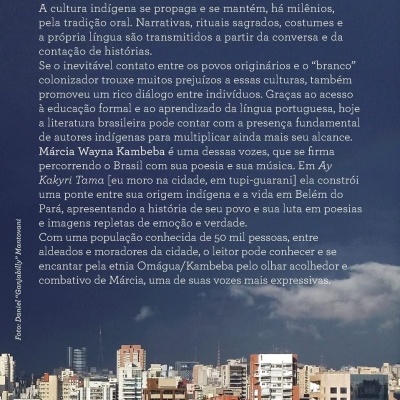 Contracapa de livro com texto sobre cultura indígena e autora Márcia Wayna Kambeba sobre fundo de horizonte urbano e céu azul.