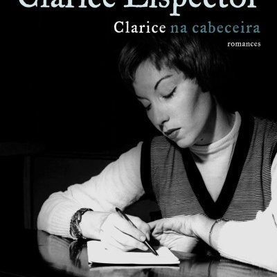 Capa de livro Clarice na cabeceira de Clarice Lispector com fotografia a preto e branco de mulher a escrever