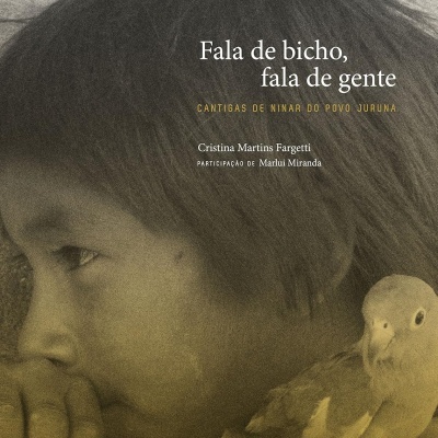 Capa de livro com criança e ave em tons sépia e textos em português.