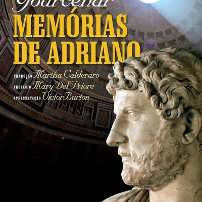 Capa do livro Memórias de Adriano com estátua clássica e interior do Panteão romano