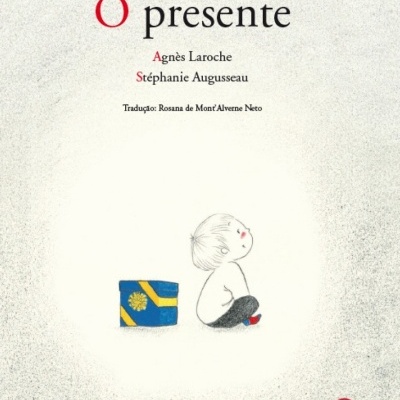 Capa do livro O presente com criança e caixa azul com fitas amarelas