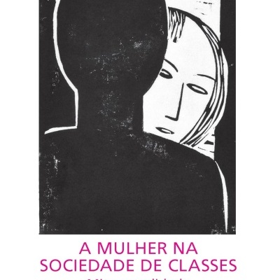 Capa do livro A Mulher na Sociedade de Classes com ilustração em preto e branco e texto em rosa e preto