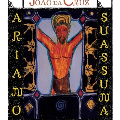 Capa de livro com título Auto de João da Cruz, nome do autor Ariano Suassuna, e ilustração colorida de figura humana.