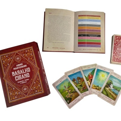 Livro e baralho cigano com cartas ilustradas em fundo branco.