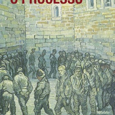 Capa do livro O PROCESSO de Franz Kafka com ilustração de pessoas num pátio de pedra