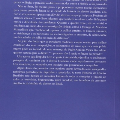 Capa traseira de livro azul com texto em português e código ISBN