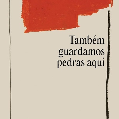 Capa de livro com título Também guardamos pedras aqui e selo LIVRO DO ANO Jabuti 2022