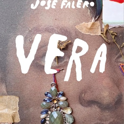 Capa de livro com rosto desfocado, penas, pendente decorativo e texto branco