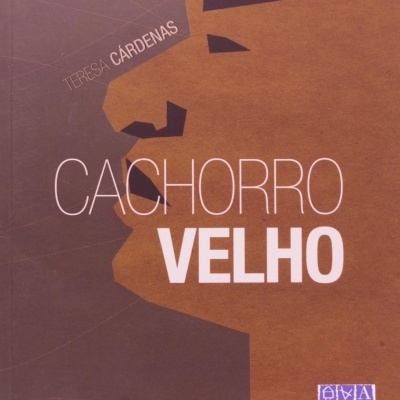 Capa de livro castanha e roxa com título Cachorro Velho e autor Teresa Cárdenas