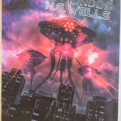 Capa de livro da Guerra dos Mundos com criaturas alienígenas metálicas e título em letras prateadas