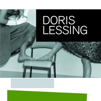Capa de livro As avós de Doris Lessing com fotografia em preto e branco de duas mulheres e texto preto e verde.