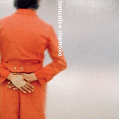 Capa de livro com pessoa de costas de casaco vermelho e texto promocional