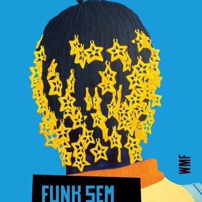 Capa de livro azul com cabeça a usar touca preta com estrelas amarelas e texto em português.