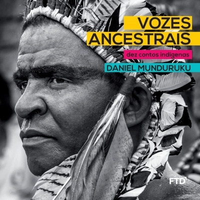 Retrato de homem indígena com adereço de penas e texto sobreposto VOZES ANCESTRAIS