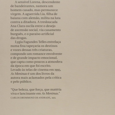 Contracapa de livro em papel bege com texto em português e código de barras ISBN.