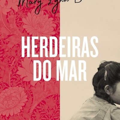 Capa de livro HERDEIRAS DO MAR com padrão floral vermelho e imagem de rapariga.