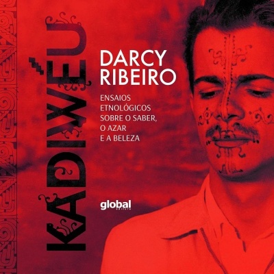 Livro Kadiwêu de Darcy Ribeiro com capa vermelha e homem com pintura facial.