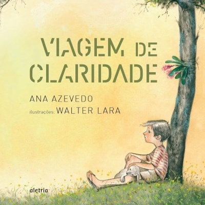Capa do livro Viagem de Claridade com ilustração de criança e gato sob árvore.