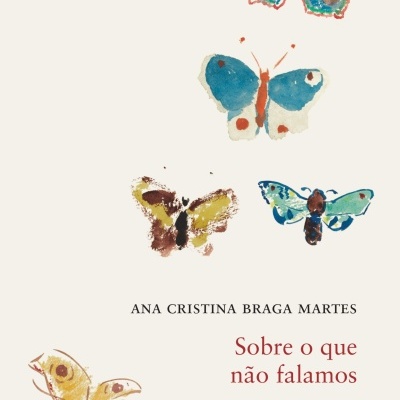 Capa de livro com cinco borboletas coloridas e texto em português.