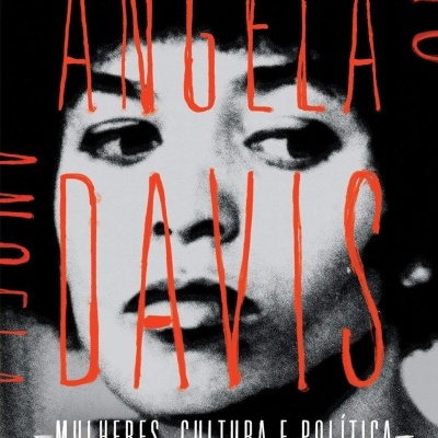 Capa de livro com rosto feminino preto e branco e texto laranja ANGELA DAVIS e texto branco abaixo MULHERES, CULTURA E POLÍTICA