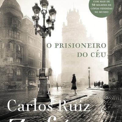 Capa de livro com imagem de rua antiga e texto do título e autor
