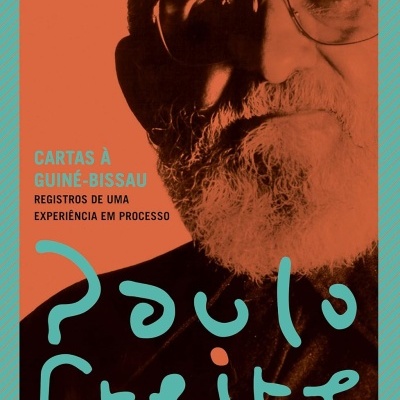 Capa de livro com foto de homem idoso e texto sobre educação