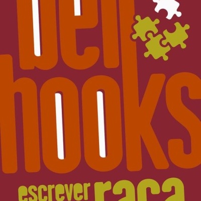 Capa de livro com texto bell hooks escrever além da raça teoria e prática e peças de puzzle verdes e branca