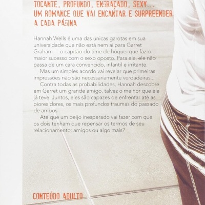 Capa traseira de livro com texto em português e código de barras