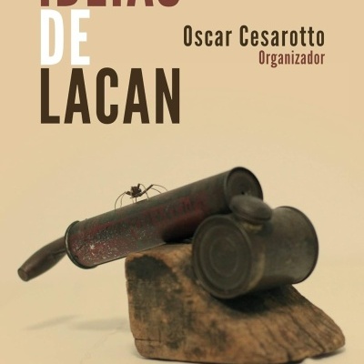 Capa de livro IDEIAS DE LACAN com objeto metálico e aranha sobre madeira