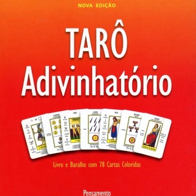 Capa vermelha de tarô adivinhatório com cartas coloridas e texto em branco e amarelo