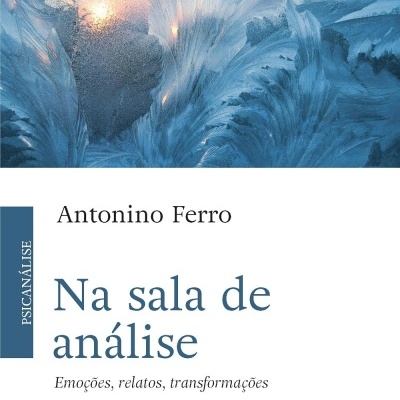 Capa do livro Na sala de análise de Antonino Ferro com fundo azul gelo e texto