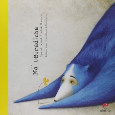 Capa do livro Na beiradinha com ilustração de animal azul e flor amarela
