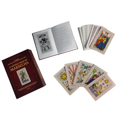 Conjunto tarô com cartas coloridas e livro aberto sobre fundo branco