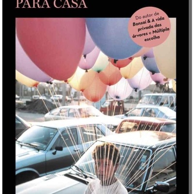 Capa do livro Formas de Voltar para Casa de Alejandro Zambra com imagem de rapaz a segurar balões e carros ao fundo