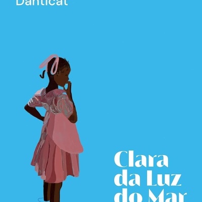 Capa de livro com fundo azul, menina em vestido rosa e texto branco