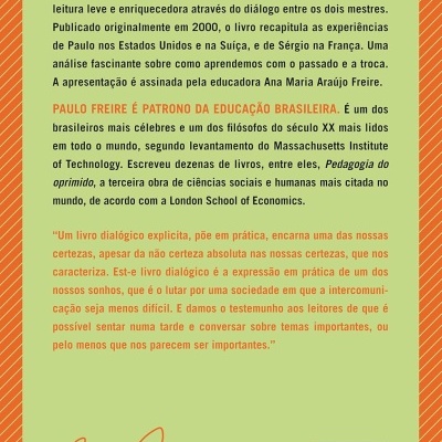 Contracapa de livro verde com texto preto e laranja, bordas laranja com riscas brancas, assinatura laranja e código de barras.