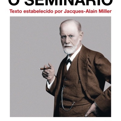 Capa de livro Jacques Lacan O SEMINÁRIO com imagem de homem de casaco castanho a segurar charuto e texto em preto e vermelho