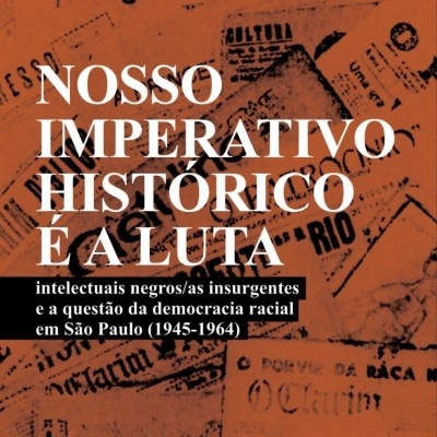 Capa do livro Nosso Imperativo Histórico é a Luta com fundo laranja e recortes de jornais