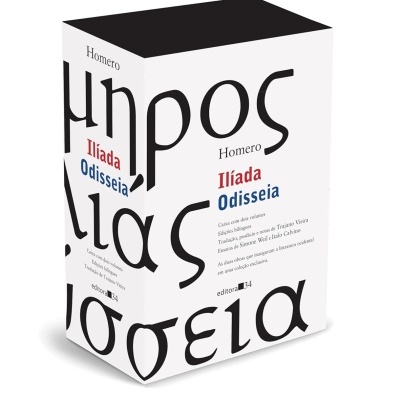 Caixa branca com texto em preto, vermelho e azul dos livros Ilíada e Odisseia de Homero