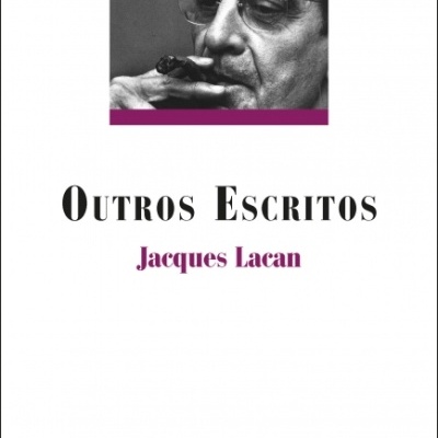Capa do livro Outros Escritos de Jacques Lacan com fotografia a preto e branco e detalhes em roxo